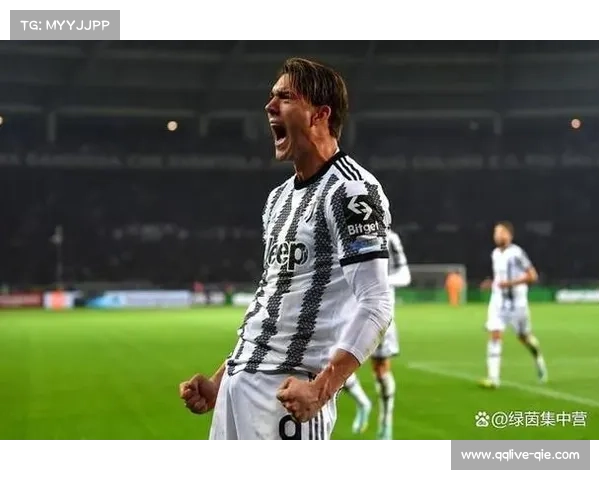 弗拉霍维奇趟过门将瞬间，尤文球迷看台沸腾